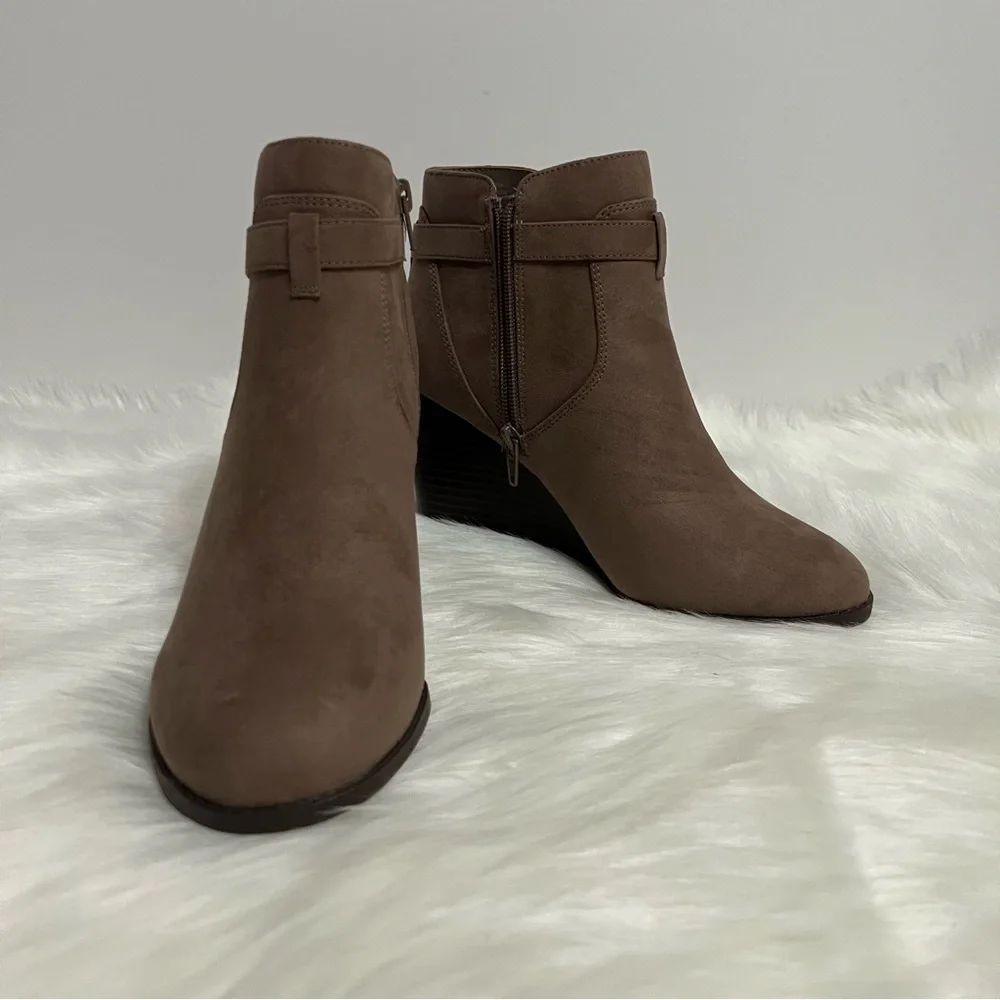 Market & Spruce Womens Taupe Serah Suede Heel Booties Boots Size 7.5 NWOB